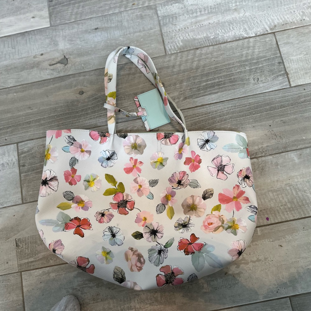 Beautiful shoulder bag - perfect for spring or summer!!